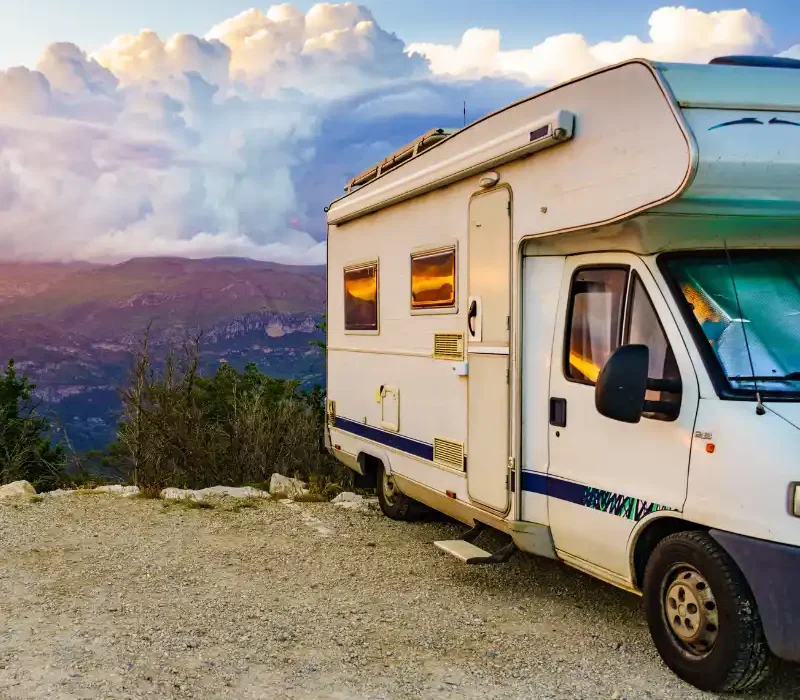 Assicurazione-auto-camper-e-roulotte-per-viaggi-lunghi-800x700